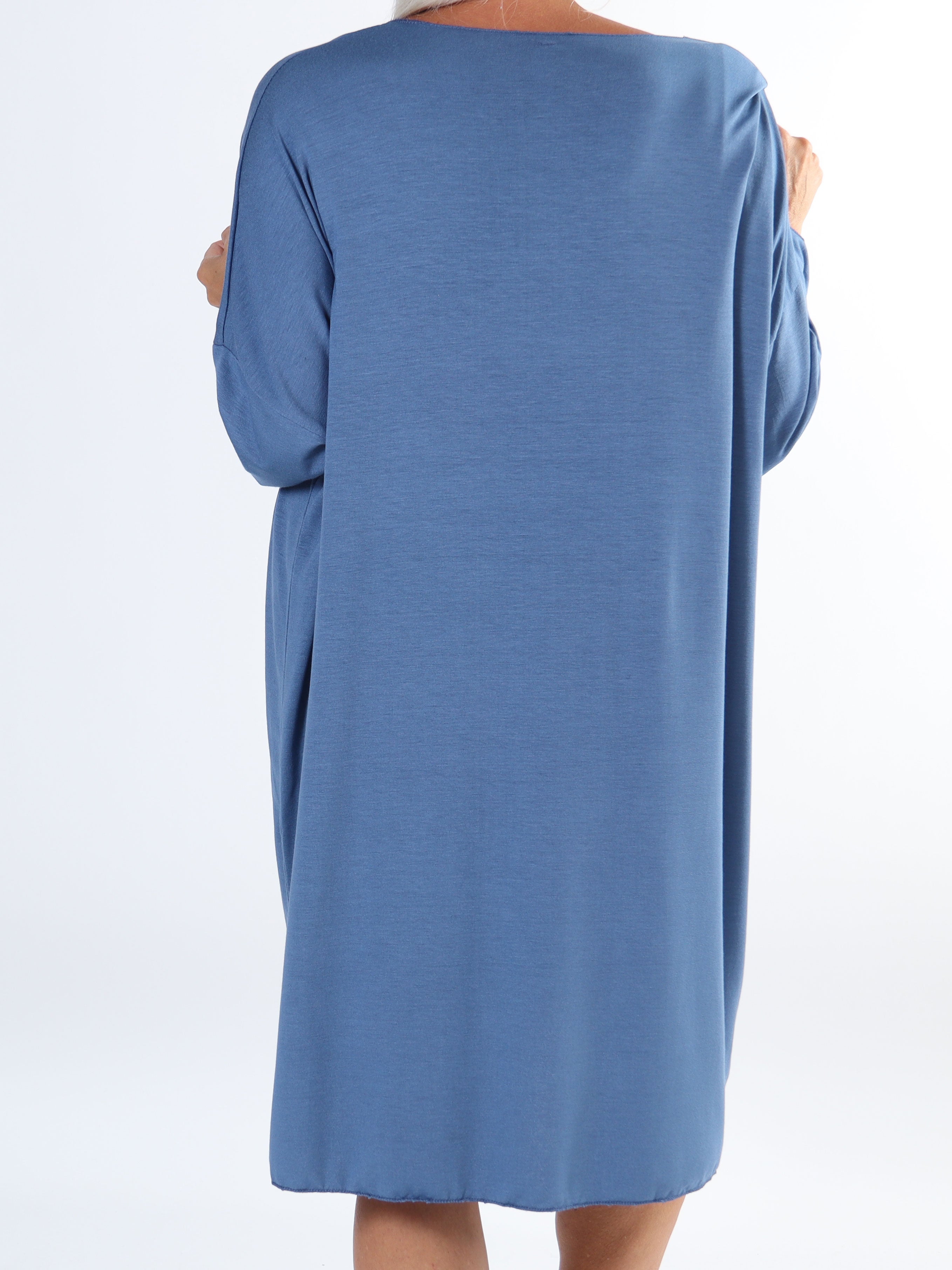 Vogue Long Sleeve - Langærmet plus size kjole i viskose med guld skrift